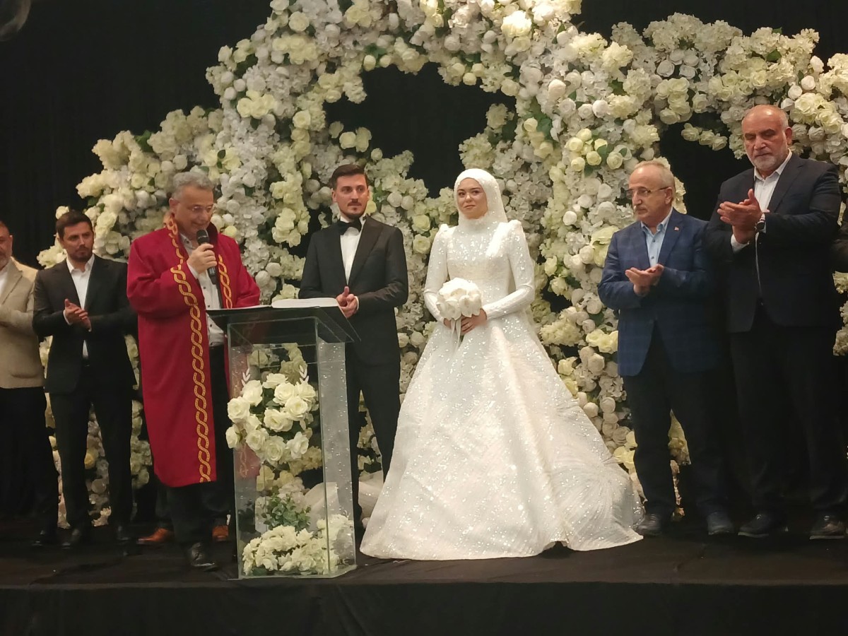Birsen ve Eyüp, görkemli nikâh töreniyle dünya evine girdi